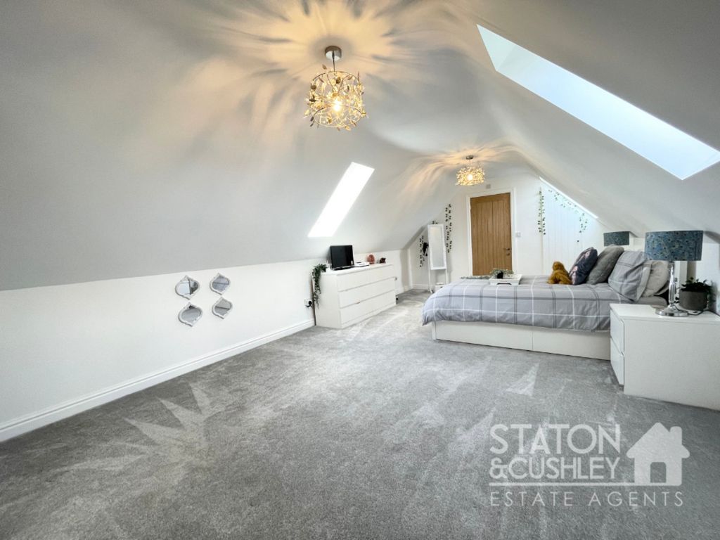 4 bed barn conversion for sale in Mansfield Road, Creswell S80, £570,000