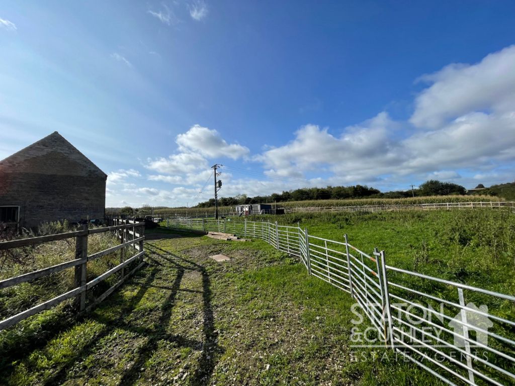 4 bed barn conversion for sale in Mansfield Road, Creswell S80, £570,000