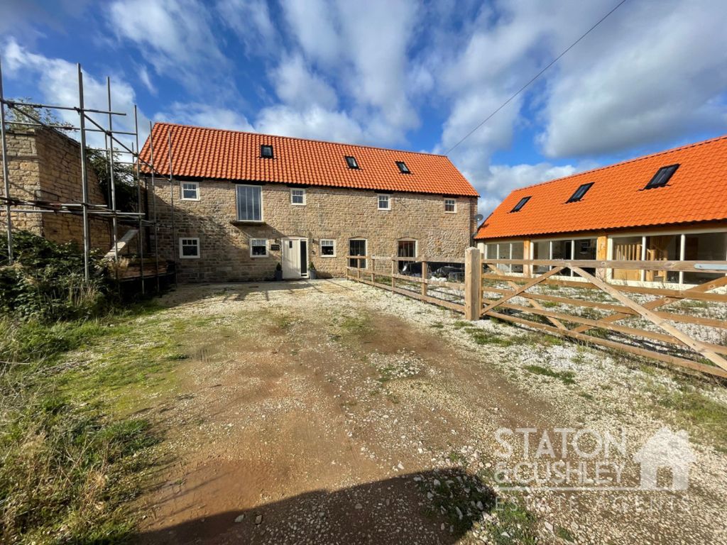 4 bed barn conversion for sale in Mansfield Road, Creswell S80, £570,000