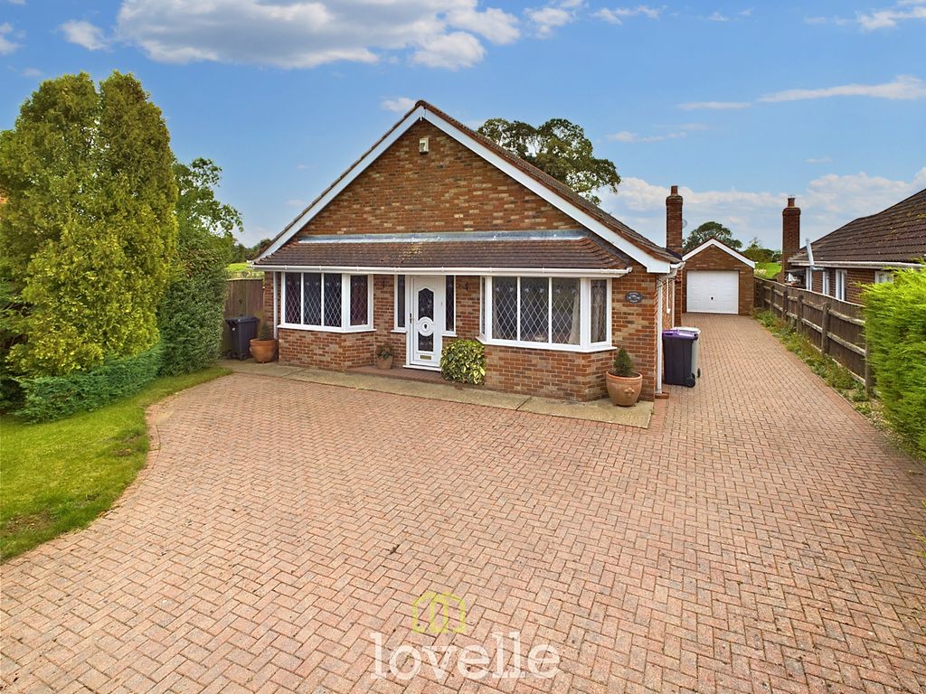 3 bed detached bungalow for sale in Main Street, Fulstow LN11, £365,000