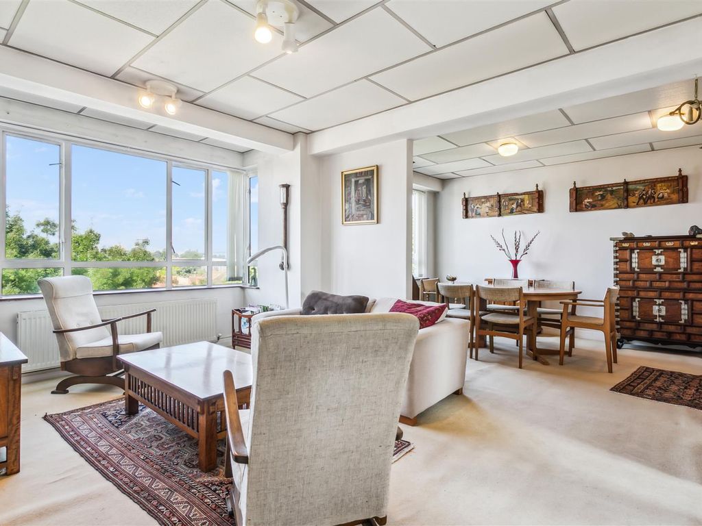 3 bed flat for sale in The Avenue, London W4, £475,000