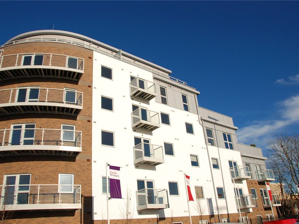 2 bed flat for sale in Station View, Guildford GU1, £399,000
