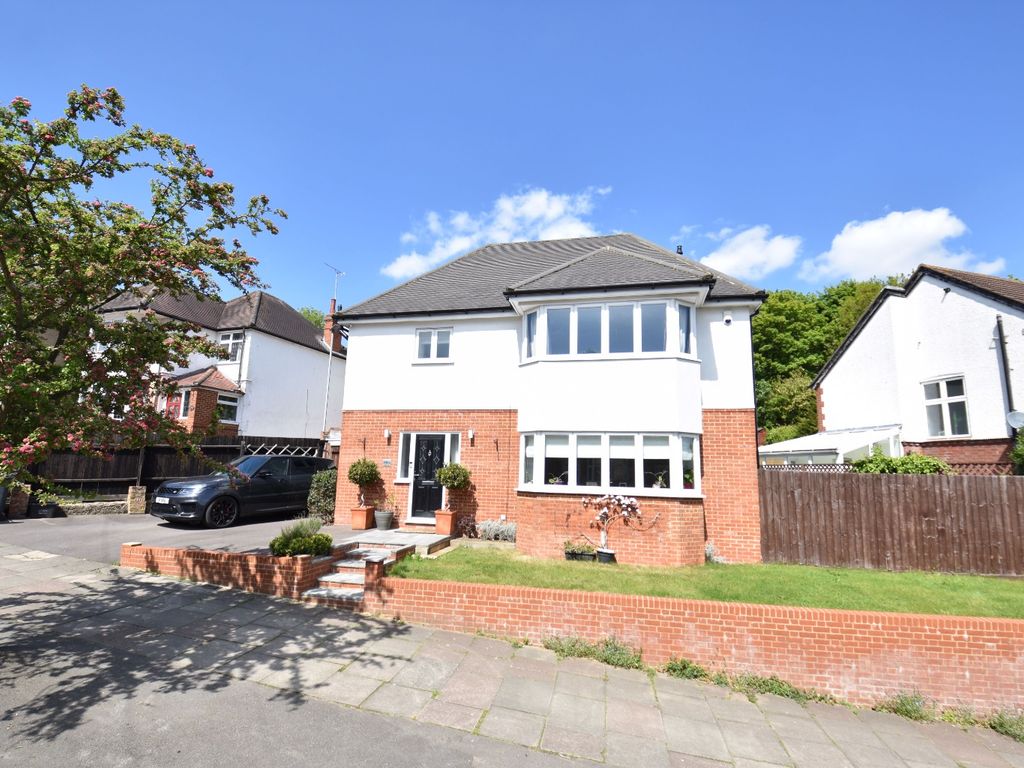 4 bed detached house for sale in Luton, Bedfordshire LU1, £495,000
