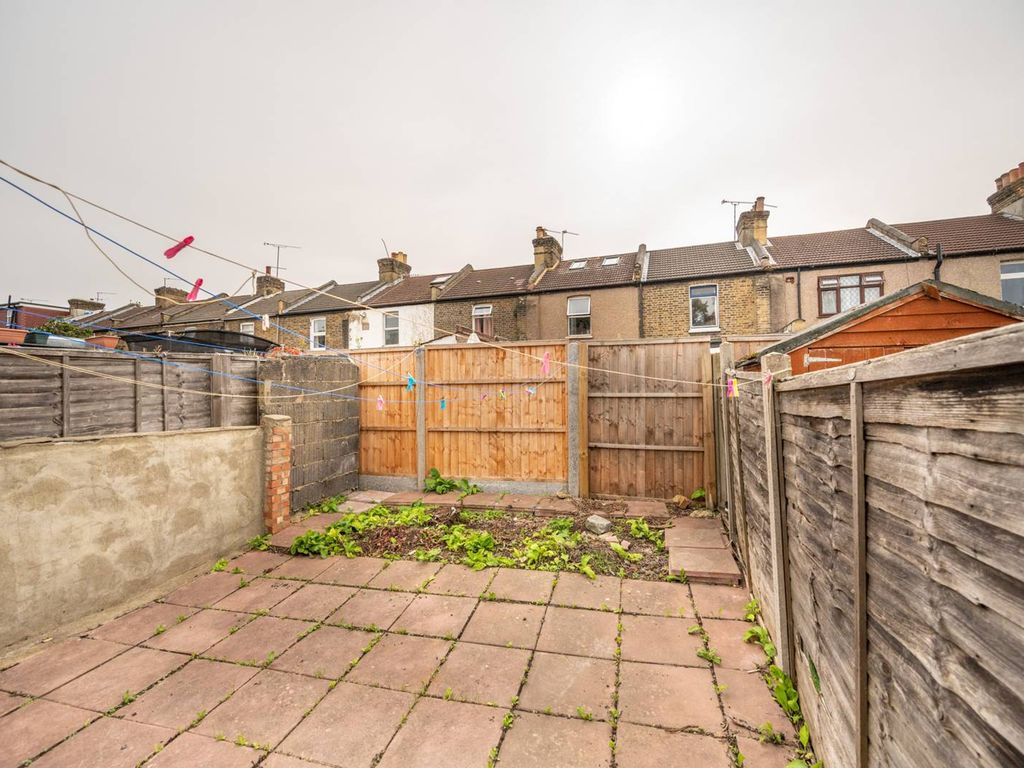 2 bed maisonette for sale in Forest Gate, Forest Gate, London E7, £525,000