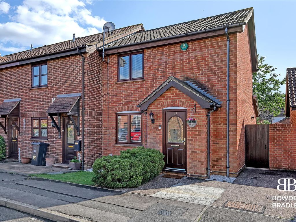 2 bed end terrace house for sale in Taunton Close, Ilford IG6, £425,000