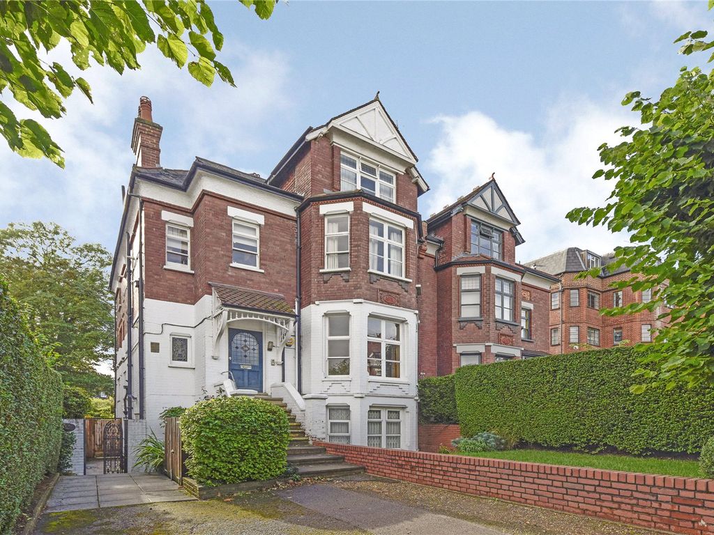 2 bed flat for sale in Stanhope Road, London N6, £725,000