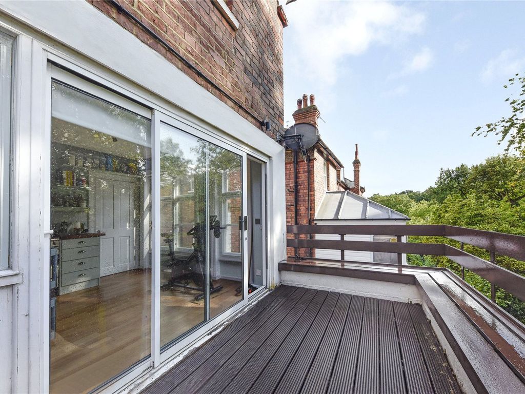 2 bed flat for sale in Stanhope Road, London N6, £725,000