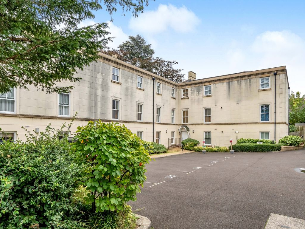 3 bed flat for sale in Chesterton Lane, Cirencester GL7, £350,000