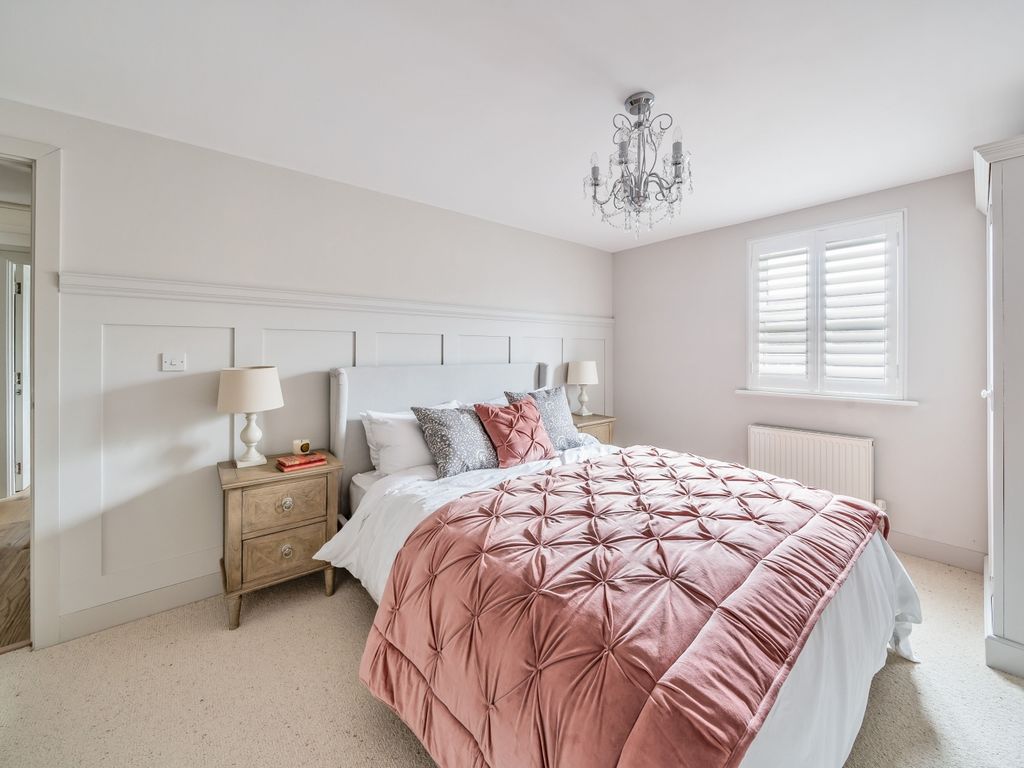 3 bed flat for sale in Chesterton Lane, Cirencester GL7, £350,000
