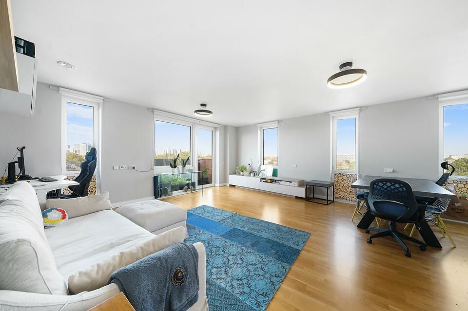 1 bed flat for sale in White Horse Lane, London E1, £450,000