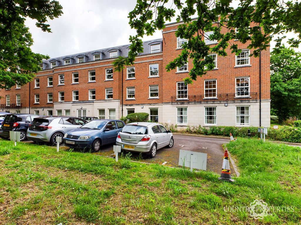 2 bed property for sale in College Way, Welwyn Garden City AL8, £490,000