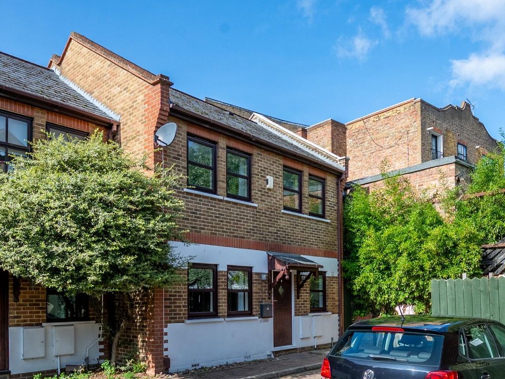 3 bed mews house for sale in Pegasus Close, Green Lanes, London N16, £900,000