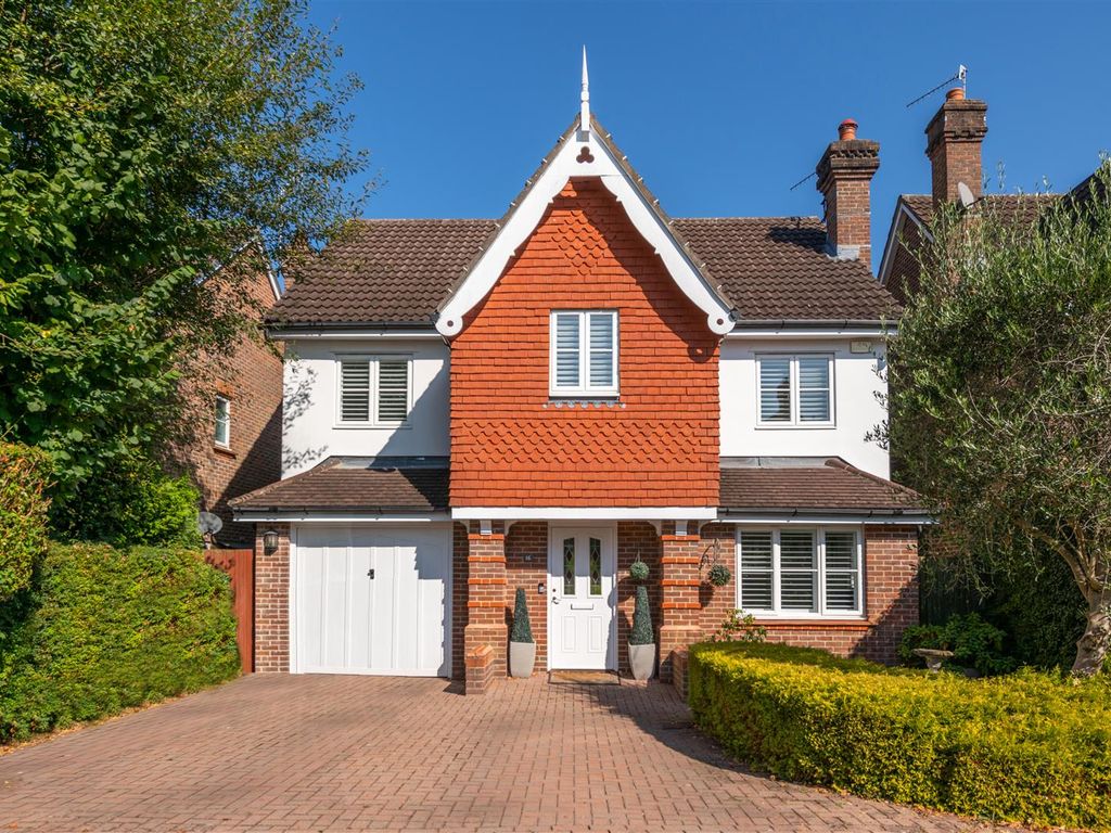 5 bed detached house for sale in Furze Close, Horley RH6, £750,000