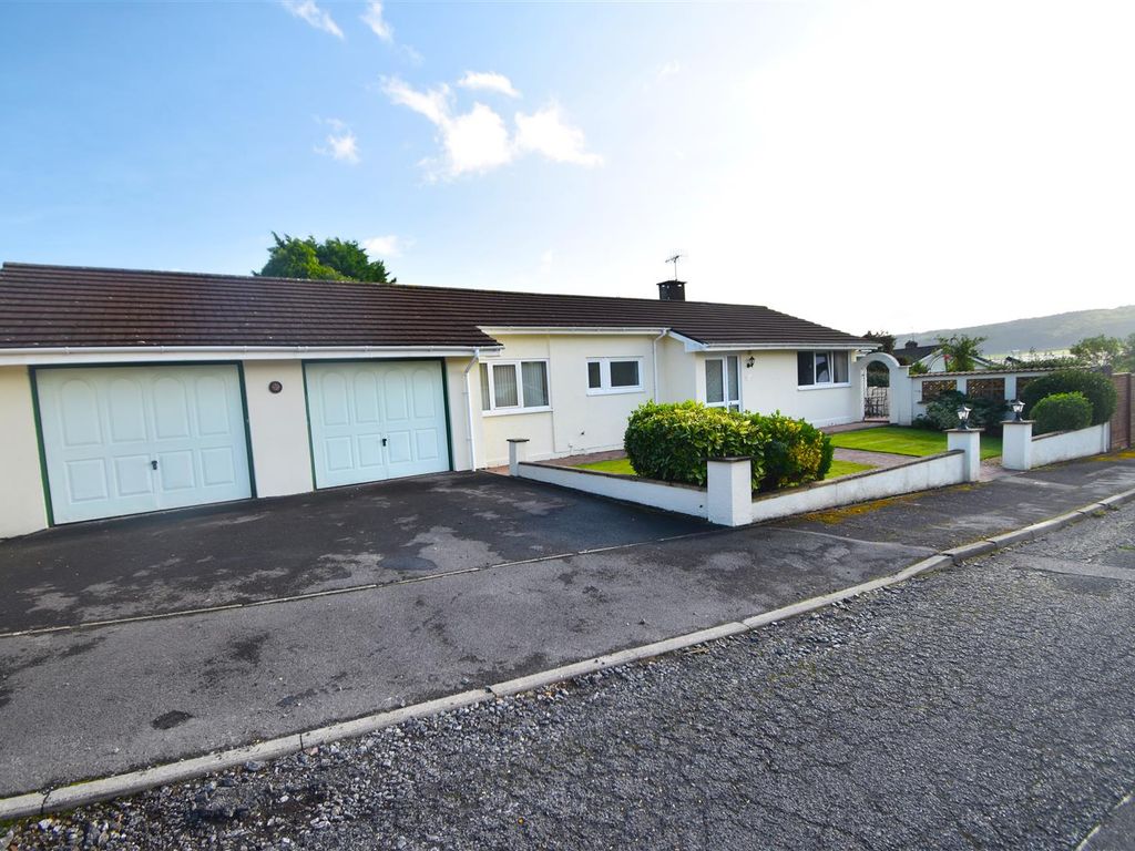 3 bed detached bungalow for sale in Meadow Drive, Weston-In-Gordano, Bristol BS20, £650,000