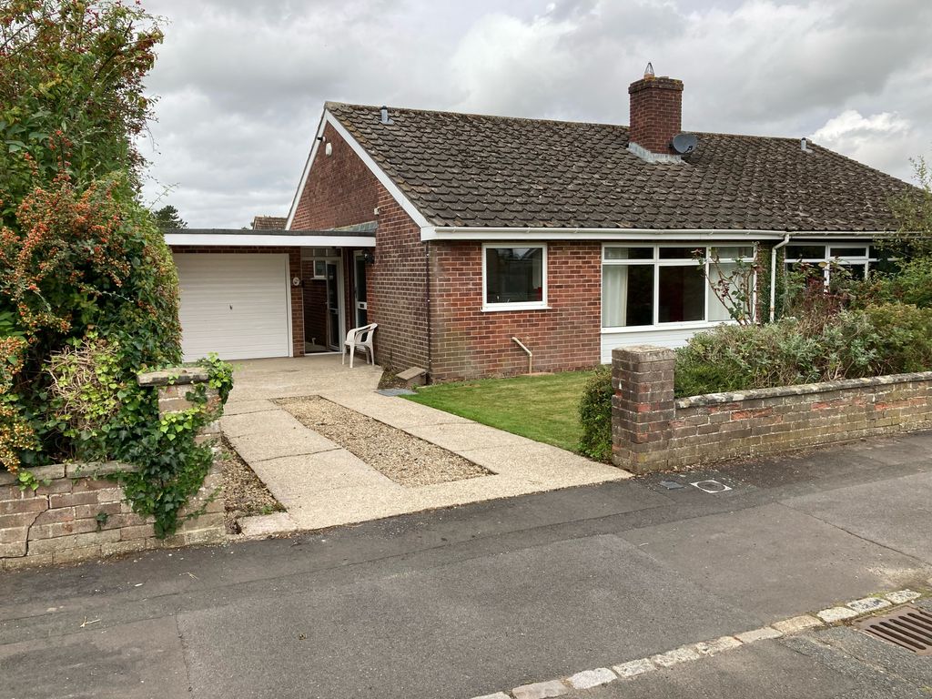 2 bed semi-detached bungalow for sale in Sanden Close, Hungerford RG17, £360,000
