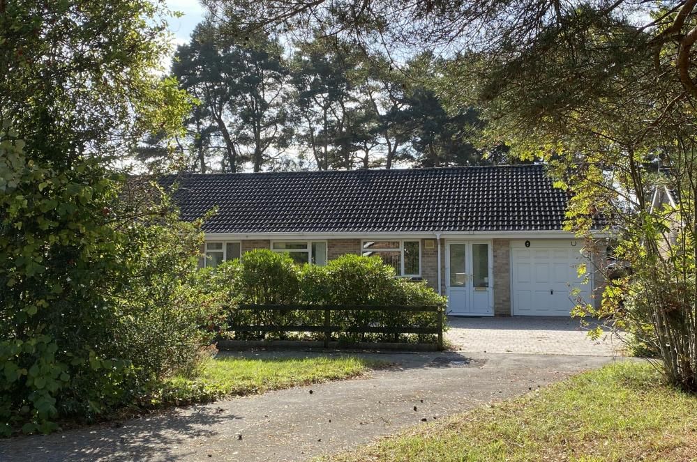 3 bed detached bungalow for sale in Bracken Close, Ashley Heath, Ringwood BH24, £525,000