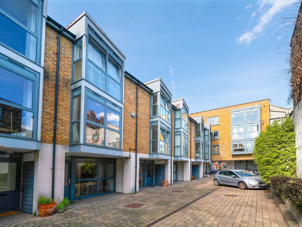 2 bed town house for sale in Isabella Mews, De Beauvoir, London N1, £800,000
