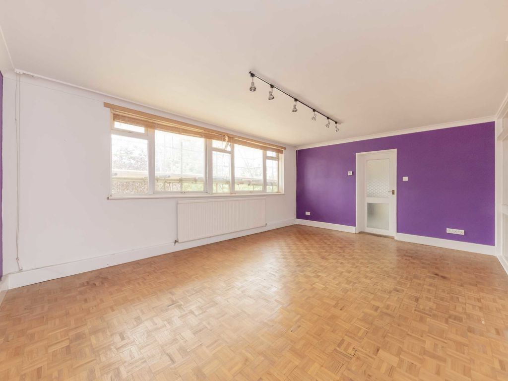 2 bed flat for sale in Nether Street, London N3, £380,000