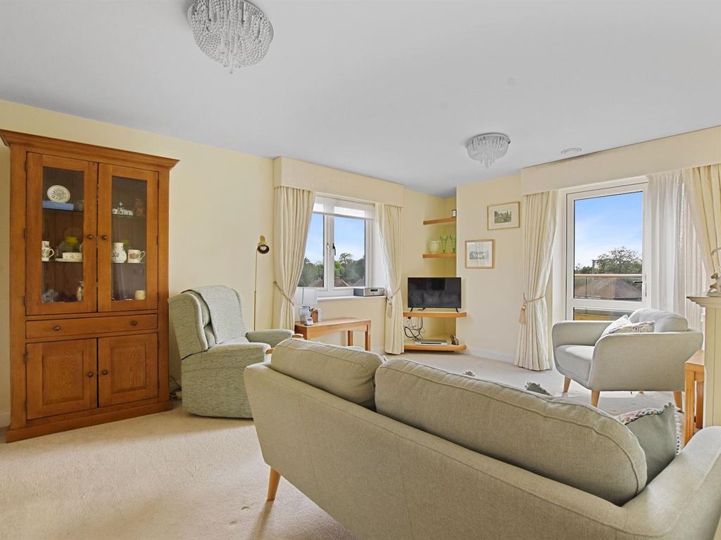 2 bed flat for sale in Moorfield Road, Denham, Uxbridge UB9, £395,000