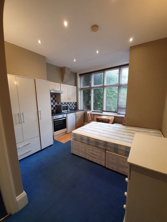 Studio to rent in Stile Hall Gardens, Chiswick, London W4, £1,040 pcm