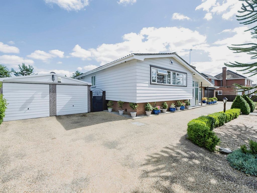 4 bed detached bungalow for sale in Eastwood, Chatteris PE16, £550,000