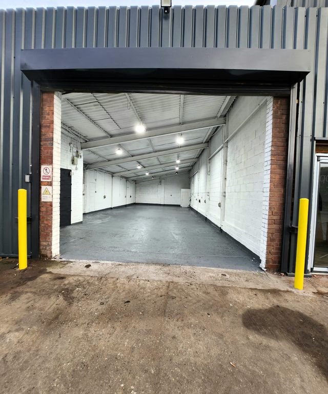 Light industrial to let in Bagnall Street, Great Bridge, Tipton DY4, £16,740 pa