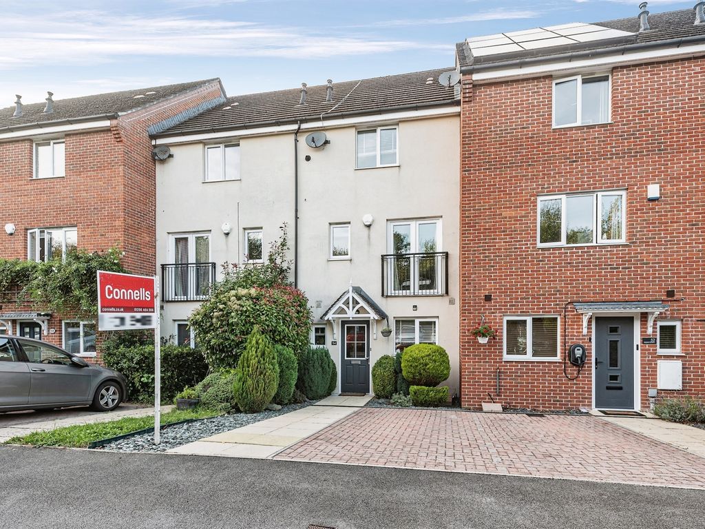 4 bed town house for sale in Skippetts Gardens, Basingstoke RG21, £375,000