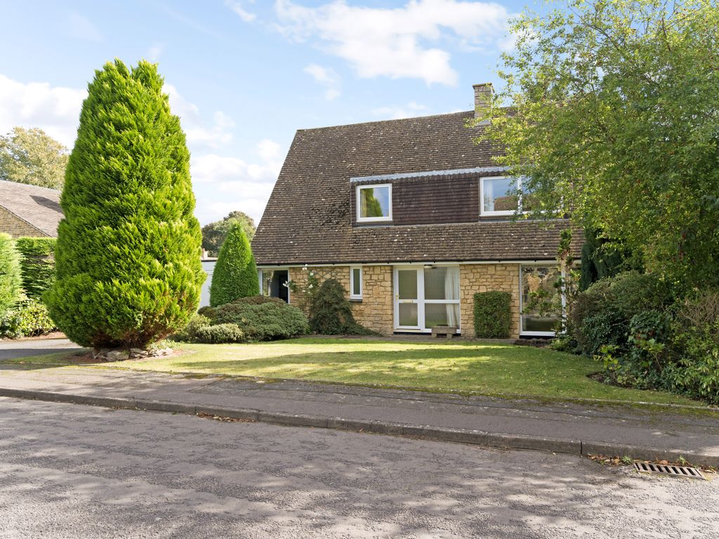 4 bed detached house for sale in Portway Gardens, Aynho OX17, £595,000