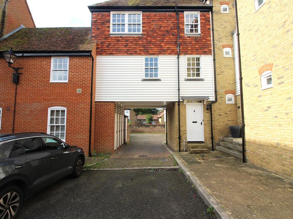2 bed terraced house to rent in Stour Court, Sandwich CT13, £1,200 pcm