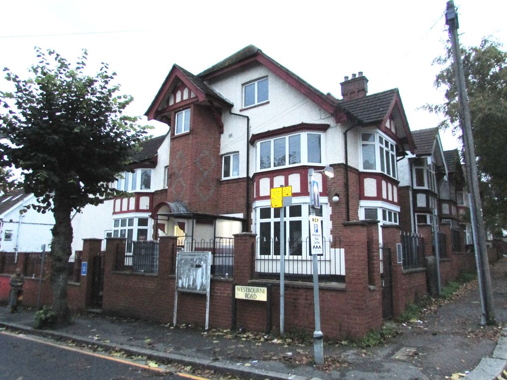 Commercial property to let in Westbourne Road, Luton, Bedfordshire LU4, £48,000 pa