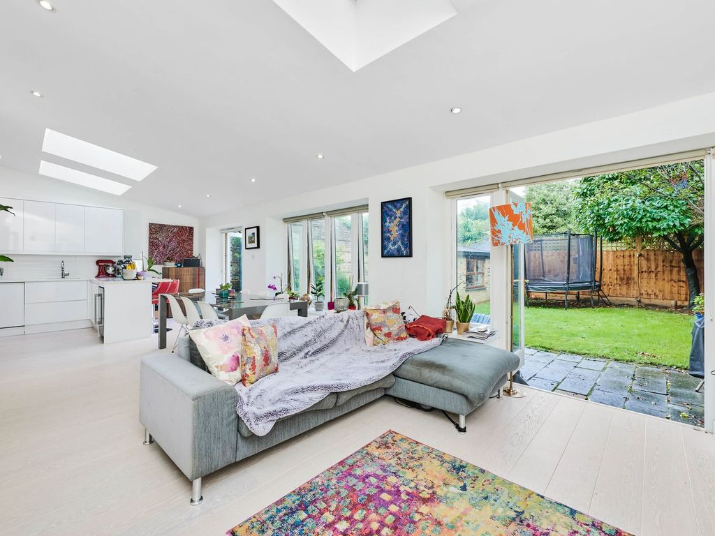 2 bed flat for sale in Thurleigh Avenue, London SW12, £1,100,000