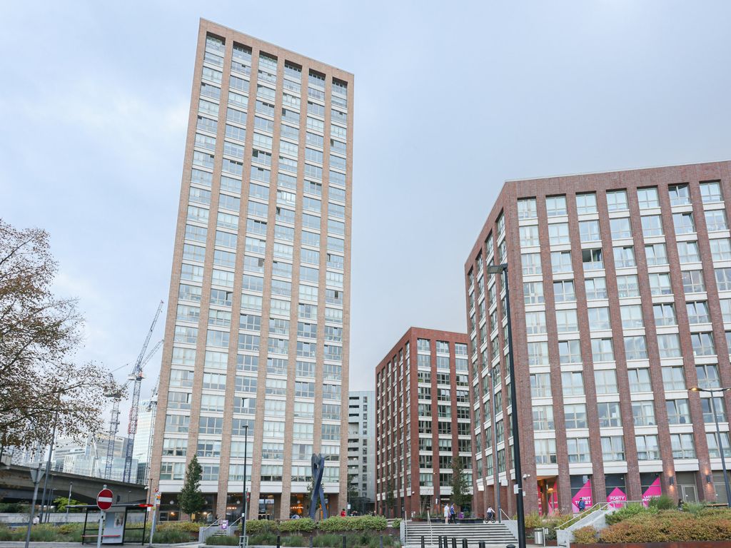 1 bed flat for sale in Arniston Way, Poplar E14, £480,000