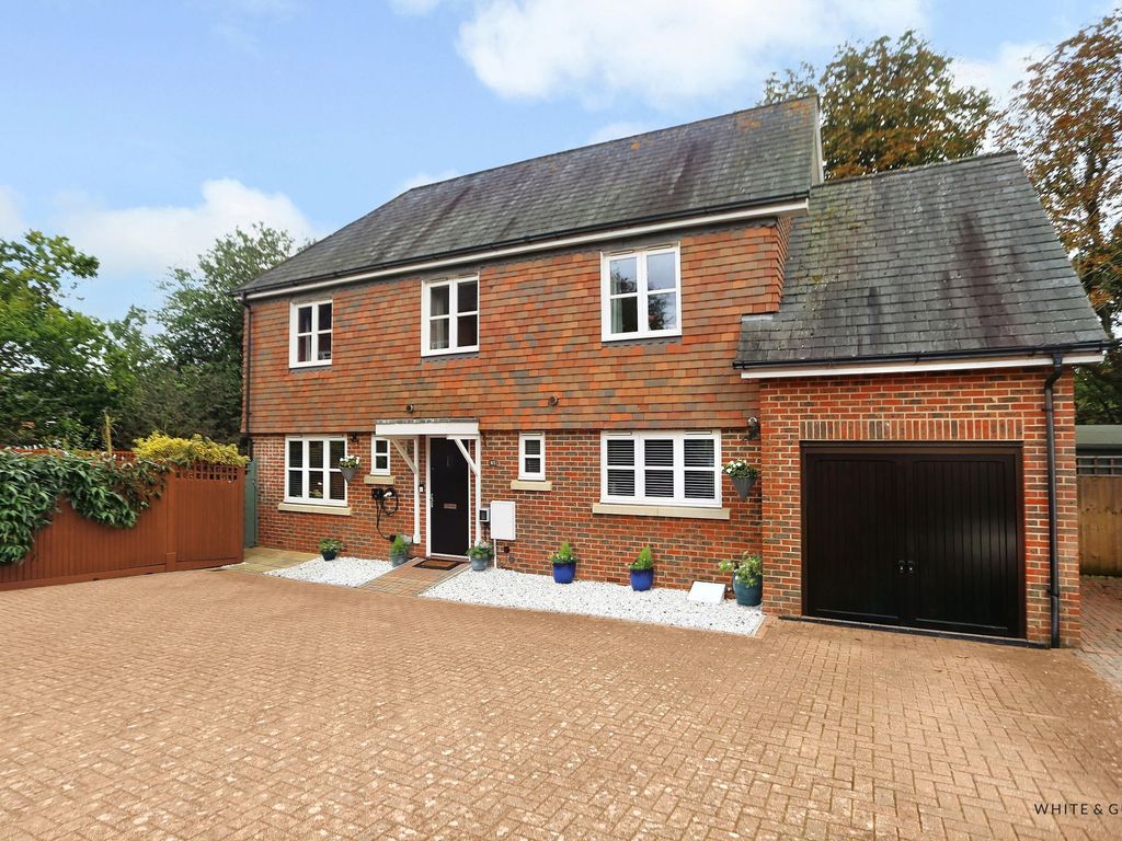 4 bed detached house for sale in Knowle Avenue, Knowle PO17, £650,000