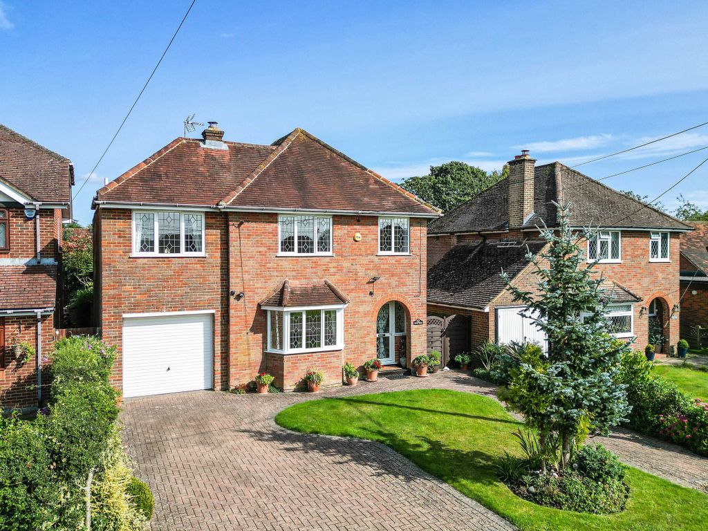 5 bed detached house for sale in Brays Close, Hyde Heath, Amersham HP6, £1,000,000
