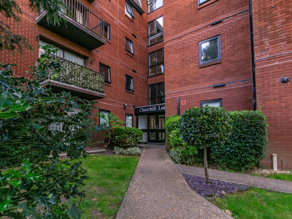 2 bed flat for sale in Churchill Lodge, Savill Row, Woodford Green IG8, £385,000