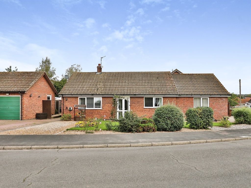 3 bed detached bungalow for sale in Pightle Way, Lyng, Norwich NR9, £375,000