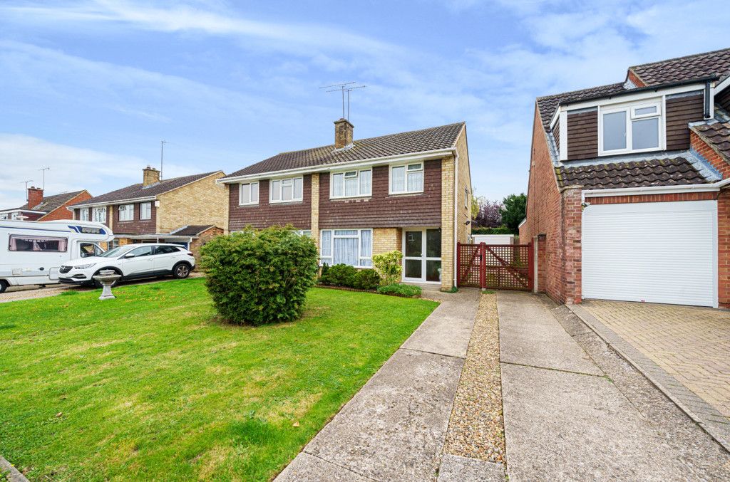 3 bed semi-detached house for sale in Malvern Close, Woodley, Reading RG5, £425,000