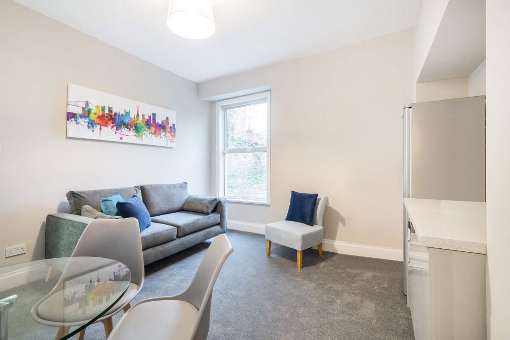 3 bed flat to rent in Sussex Place, St Paul