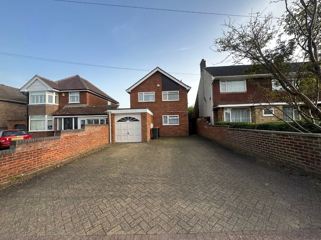 4 bed detached house for sale in Luton Road, Dunstable LU5, £400,000