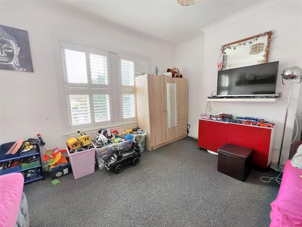 2 bed flat for sale in Borthwick Road, London E15, £415,000