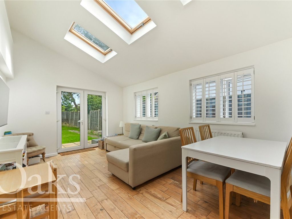 3 bed flat for sale in Farnley Road, London SE25, £350,000