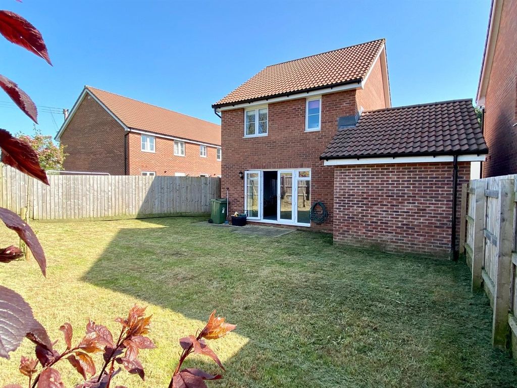 3 bed detached house to rent in Chardon Close, Chivenor, Nr Braunton EX31, £1,300 pcm