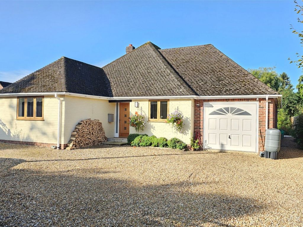 3 bed bungalow for sale in Little Lane, Upper Bucklebury, Reading RG7, £715,000