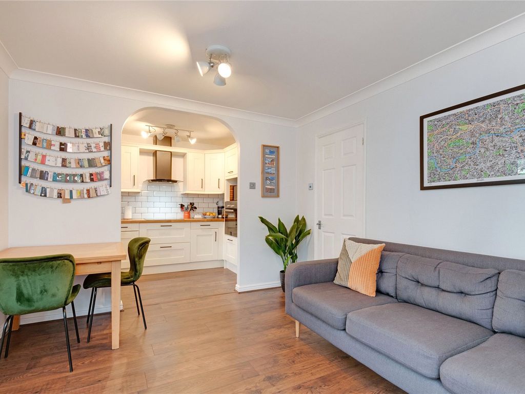 2 bed flat for sale in Cavendish Road, Brondesbury NW6, £465,000