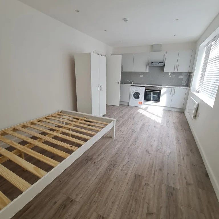 7 bed flat to rent in Queen Annes Gardens, Mitcham, Surrey CR4, £950 pcm