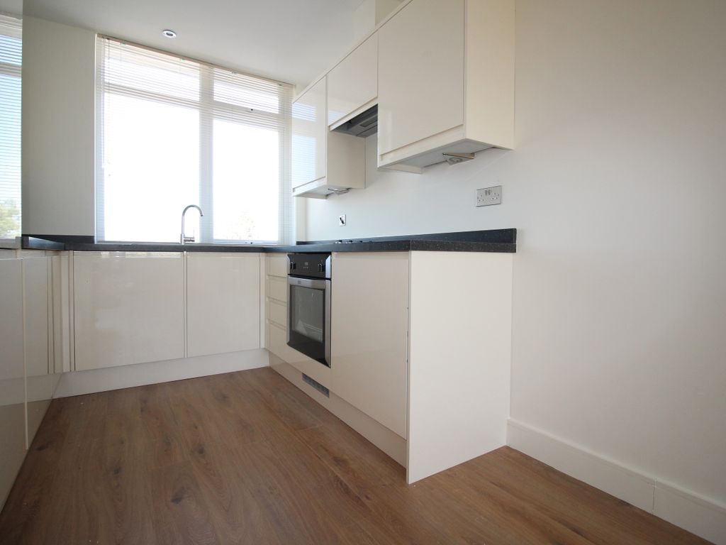 1 bed flat to rent in Oak Road, Leatherhead KT22, £1,250 pcm