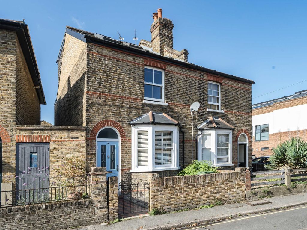 3 bed property for sale in Knowle Road, Twickenham TW2, £800,000
