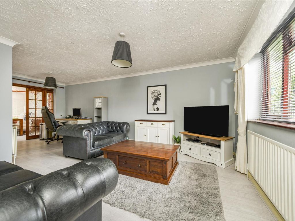 3 bed end terrace house for sale in Barlee Crescent, Uxbridge UB8, £480,000