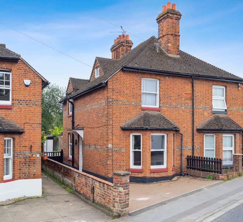 3 bed property for sale in Switchback Road South, Maidenhead SL6, £465,000
