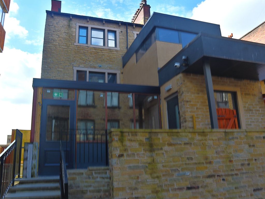 Studio to rent in Florences Apartments, 6 Macauley Street, Town Centre, Huddersfield HD1, £695 pcm